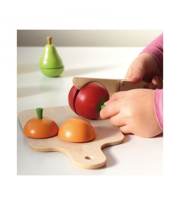 speelgoed en groente met snijplank en mes